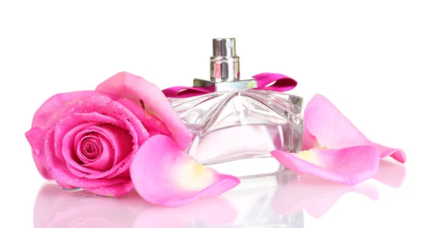 Perfume e rosas cor-de-rosa sobre fundo branco — Fotografia de Stock