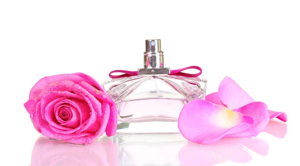 Perfume y rosas rosadas sobre fondo blanco —  Fotos de Stock