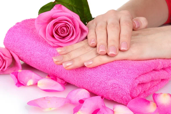 Różowy ręcznik z róż i ręce na białym tle — Zdjęcie stockowe