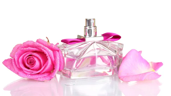 Perfume e rosas cor-de-rosa sobre fundo branco — Fotografia de Stock