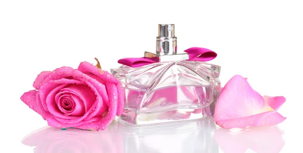 Perfume y rosas rosadas sobre fondo blanco — Foto de Stock