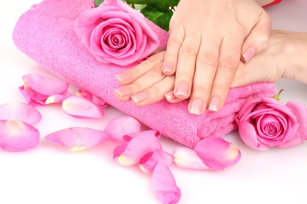 Asciugamano rosa con rose e mani su sfondo bianco — Foto Stock