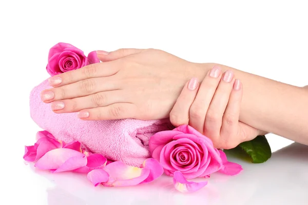 Ροζ πετσέτα με τριαντάφυλλα και τα χέρια σε άσπρο φόντο — Φωτογραφία Αρχείου