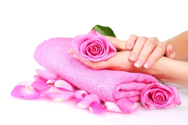 Rózsaszín törölköző rózsákkal és kezek fehér háttér — Stock Fotó