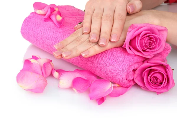 Toalha rosa com rosas e mãos sobre fundo branco — Fotografia de Stock