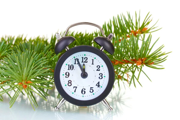 Πράσινο χριστουγεννιάτικο δέντρο και το ρολόι που απομονώνονται σε λευκό — Φωτογραφία Αρχείου