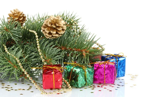 Groene kerstboom met cadeau en kegels geïsoleerd op wit — Stockfoto