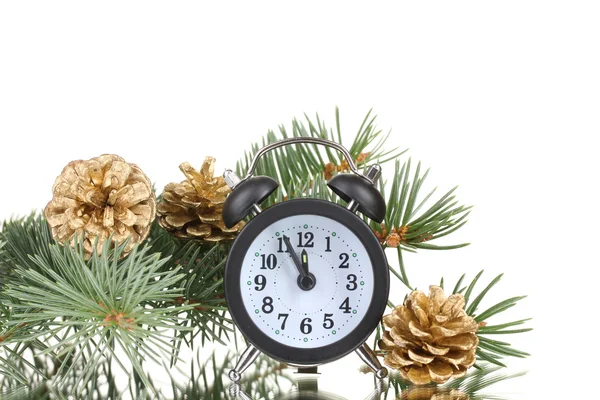 Zelený vánoční strom a hodiny izolovaných na bílém — Stock fotografie