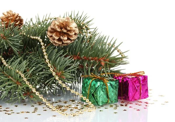 Groene kerstboom met cadeau en kegels geïsoleerd op wit — Stockfoto