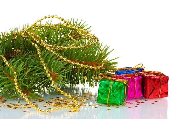 Grüner Weihnachtsbaum mit Geschenk und Spielzeug isoliert auf weiß — Stockfoto