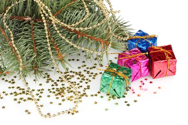 Grön julgran med gåvan och leksak isolerad på vit — Stockfoto