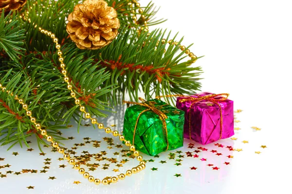 绿色的圣诞树与礼品和锥体上白色隔离 — 图库照片