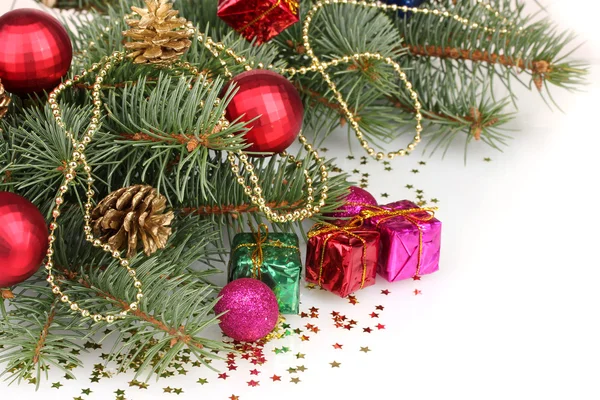 Grön julgran med gåva, leksak och kottar isolerad på vit — Stockfoto