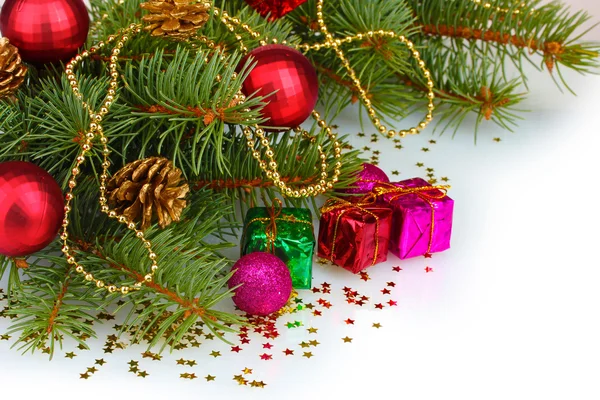 Зеленая елка с подарком, игрушкой и шишками — стоковое фото
