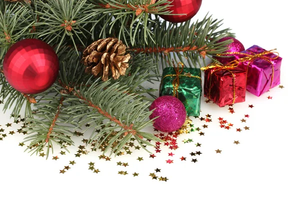 Zelený vánoční stromeček s dárky, hračky a šišky izolovaných na bílém — Stock fotografie