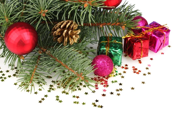 Grüner Weihnachtsbaum mit Geschenk, Spielzeug und Zapfen isoliert auf weiß — Stockfoto