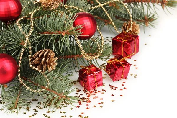 Grön julgran med gåva, leksak och kottar isolerad på vit — Stockfoto