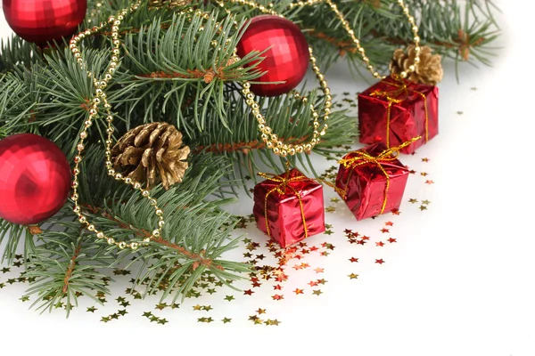 Πράσινο χριστουγεννιάτικο δέντρο με δώρο, παιχνίδι και κώνους που απομονώνονται σε λευκό — Φωτογραφία Αρχείου