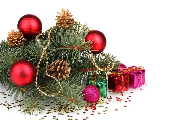 Πράσινο χριστουγεννιάτικο δέντρο με δώρο, παιχνίδι και κώνους που απομονώνονται σε λευκό — Φωτογραφία Αρχείου