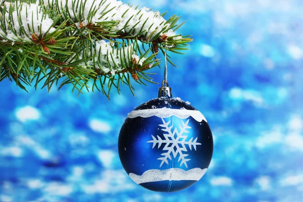 Christmas ball på trädet på blå — Stockfoto