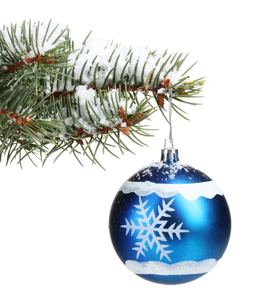 Weihnachtskugel am Baum isoliert auf weiß — Stockfoto