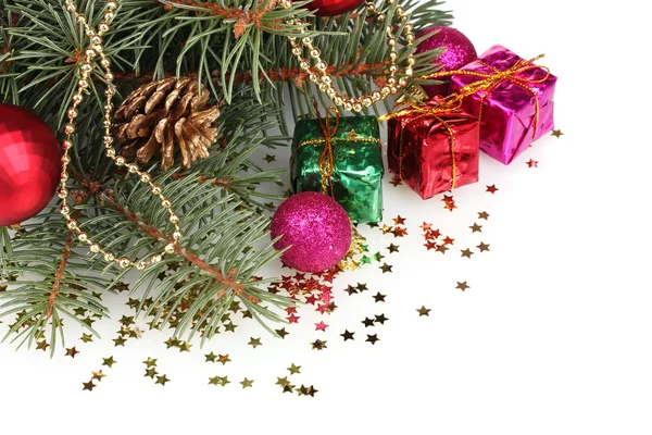 Albero di Natale verde con regalo, giocattolo e coni isolati su bianco — Foto Stock