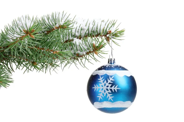 Рождественский бал на елке изолирован на белом — стоковое фото