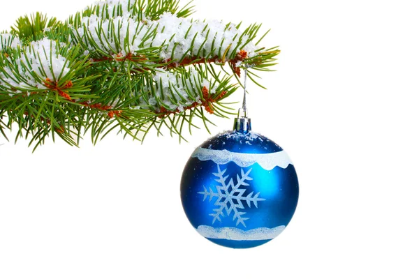 圣诞球上白色隔离在树上 — 图库照片