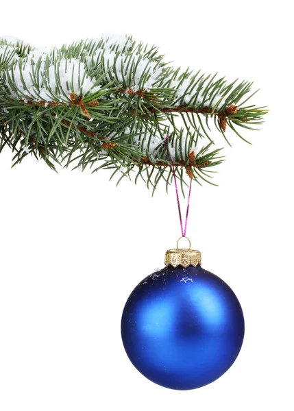 Palla di Natale sull'albero isolato su bianco — Foto Stock