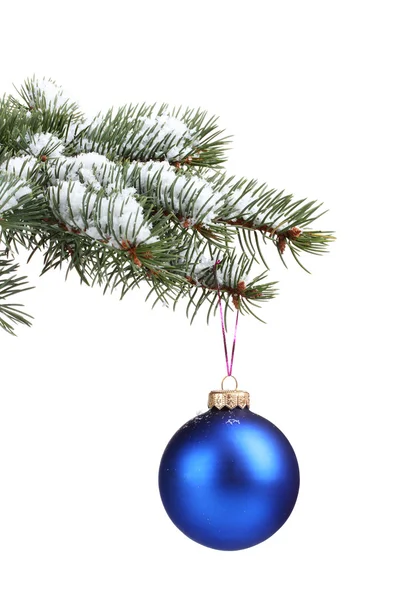 Kerstmis bal op de boom geïsoleerd op wit — Stockfoto