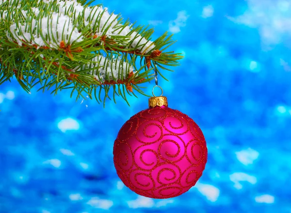 파랑에 트리에 크리스마스 공 — 스톡 사진