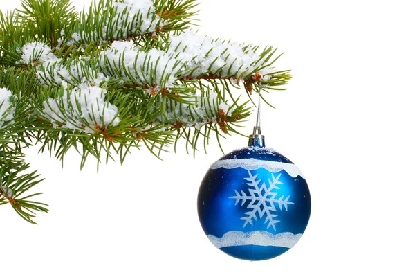Різдвяний м'яч на дереві ізольований на білому — стокове фото