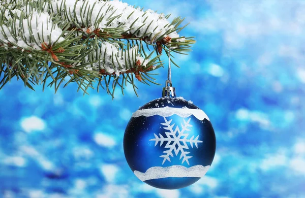 파랑에 트리에 크리스마스 공 — 스톡 사진