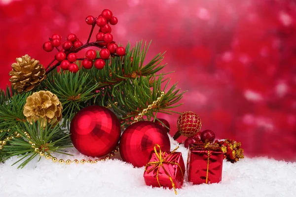 Bola de Navidad y árbol verde en la nieve en rojo —  Fotos de Stock