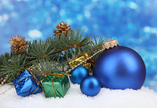 Μπάλα και πράσινο δέντρο Χριστούγεννα στο χιόνι στο μπλε — Φωτογραφία Αρχείου