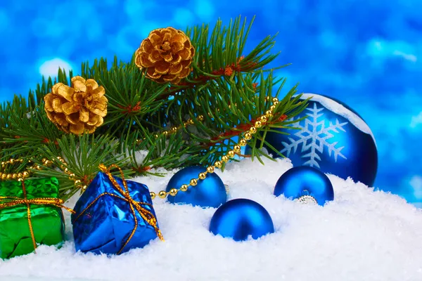 파란색에 눈 속에서 크리스마스 공 및 그린 트리 — 스톡 사진