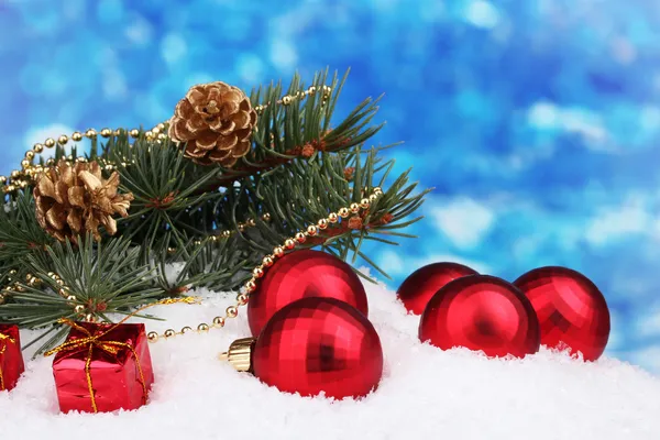 파란색에 눈 속에서 크리스마스 공 및 그린 트리 — 스톡 사진