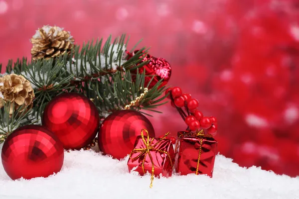 레드에 눈에서 크리스마스 공 및 그린 트리 — 스톡 사진