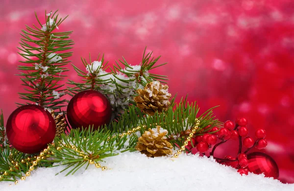 在雪地上红球和绿色的圣诞树 — 图库照片