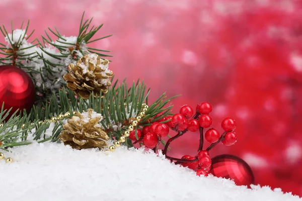 레드에 눈에서 크리스마스 공 및 그린 트리 — 스톡 사진