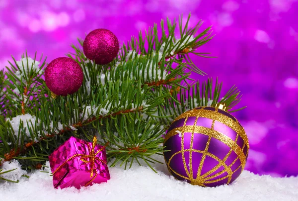 Noel top ve kar üzerinde mor yeşil ağaçlı oyuncak — Stok fotoğraf