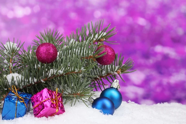 Palla di Natale e giocattolo con albero verde nella neve viola — Foto Stock