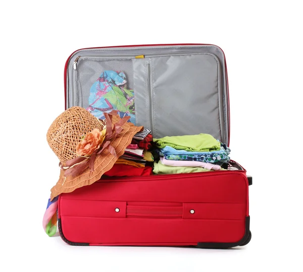 Open rode koffer met kleding geïsoleerd op een witte — Stockfoto