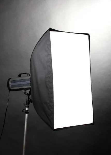 Studio blixt med soft-box på grå bakgrund — Stockfoto