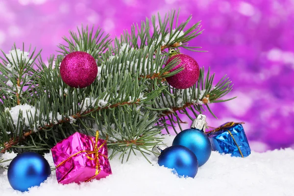 Noel top ve kar üzerinde mor yeşil ağaçlı oyuncak — Stok fotoğraf