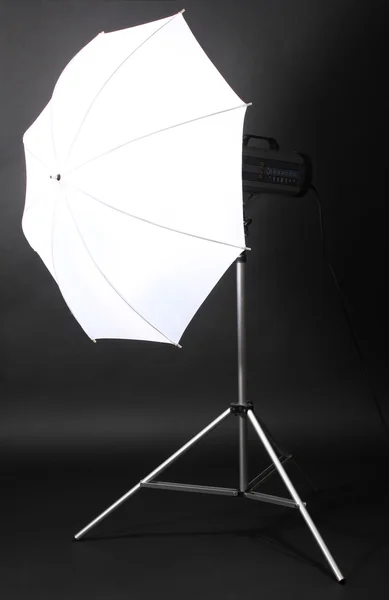 Studio blixt med paraply på grå bakgrund — Stockfoto