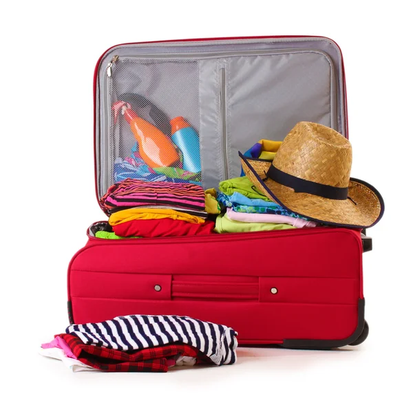 Valise ouverte rouge avec vêtements isolés sur un blanc — Photo