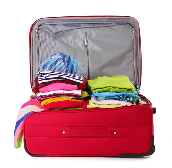 衣料品、白で隔離される赤いスーツケースを開く — ストック写真