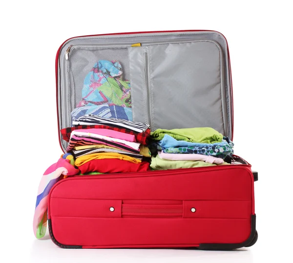 Open rode koffer met kleding geïsoleerd op een witte — Stockfoto