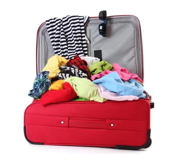 衣料品、白で隔離される赤いスーツケースを開く — ストック写真
